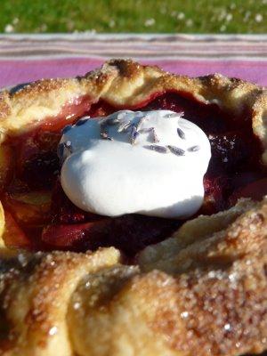 galettes croustillantes aux pêches et framboises parfumées à la lavande galettes croustillantes aux pêches et framboises parfumées à la lavande