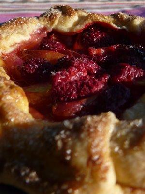 galettes croustillantes aux pêches et framboises parfumées à la lavande galettes croustillantes aux pêches et framboises parfumées à la lavande