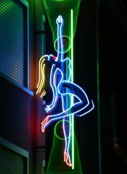 Une strip-teaseuse de 14 ans strip tease (illustration)