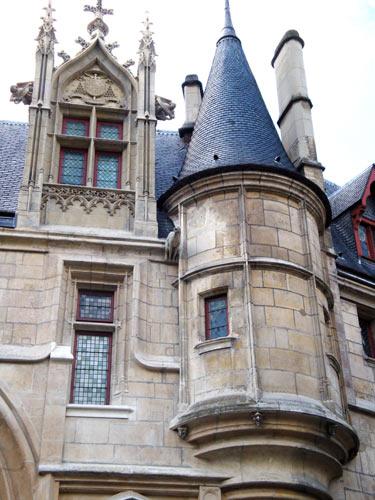 A walk in the surroundings of the Jeu de Paume hotel