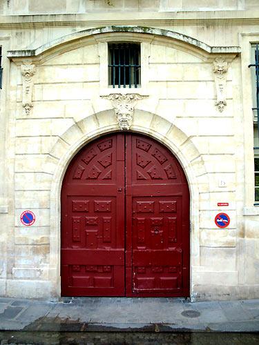 A walk in the surroundings of the Jeu de Paume hotel