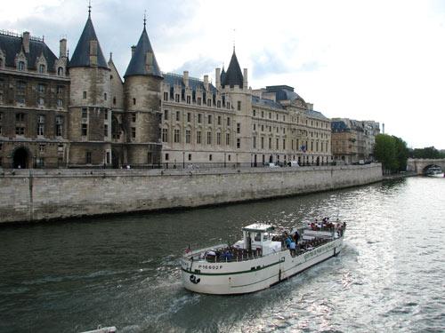 A walk in the surroundings of the Jeu de Paume hotel
