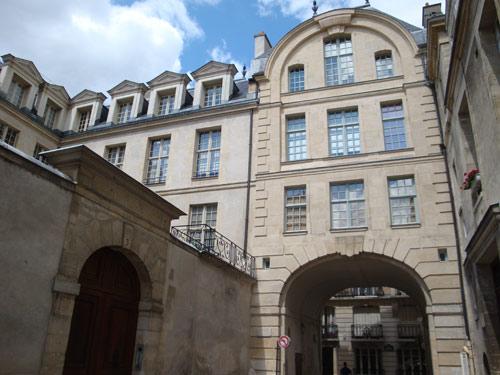 A walk in the surroundings of the Jeu de Paume hotel