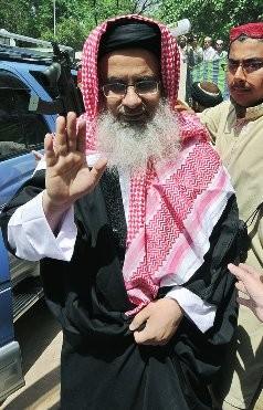 On trouve de tout sous la burqa Abdul_Aziz_NO20090423p59.jpg