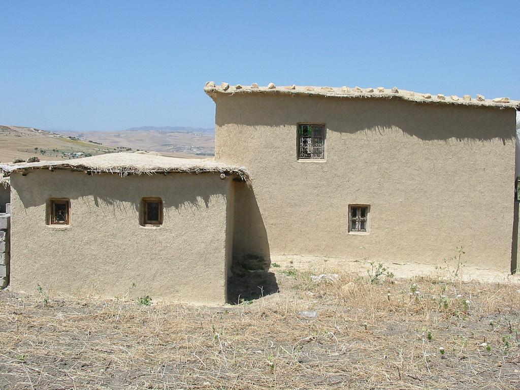 La vie dans une maison en terre au Maroc : Ouled Emgatel, il y a trois ans