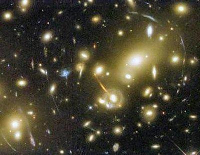 Zoom sur l'amas galactique Abell 2218