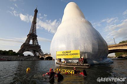 Un iceberg sur la Seine : Greenpeace lance un ultimatum à Nicolas Sarkozy