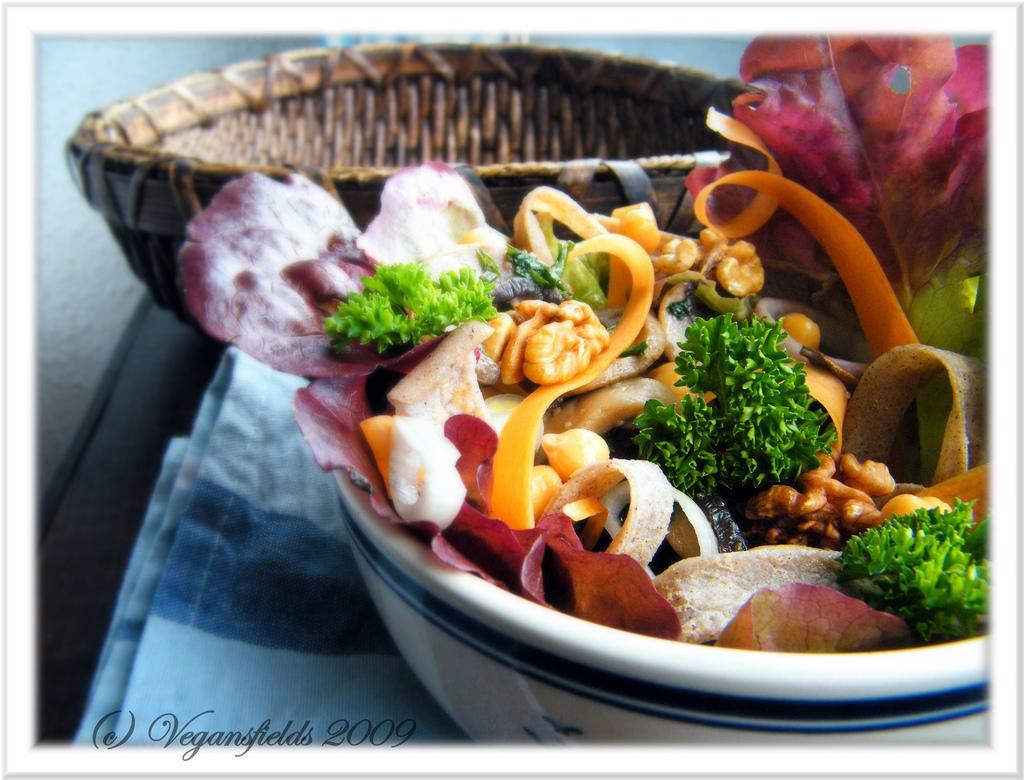 Salade de tagliatelles de sarrasin aux champignons sautés (vegan)