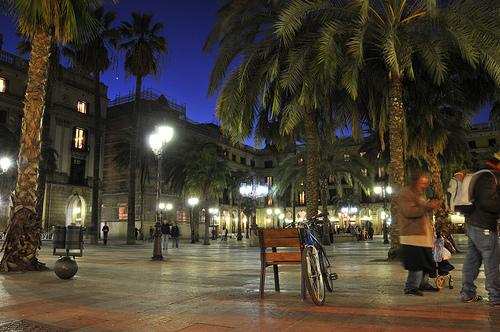 La gastronomie à Barcelone Plaça Reial at night