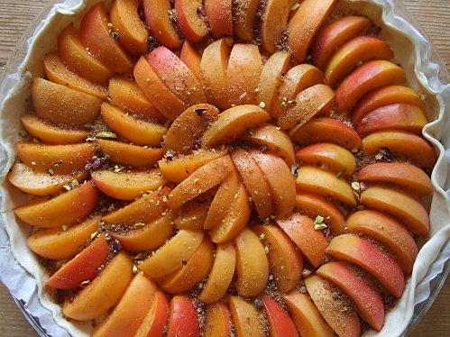 Une tarte aux abricots et pralin.