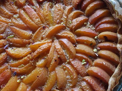 Une tarte aux abricots et pralin.