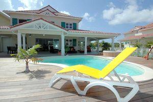 Il a touché le fond de la ....pataugeoire terrasse_piscine_guadeloupe