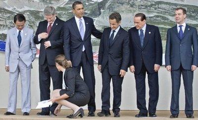 Sarkozy et Berlusconi matent une hôtesse au G8 (photo) Sarkozy et Berlusconi se rincent l'oeil