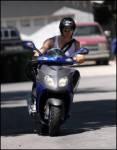 Kellan Lutz sur son scooter