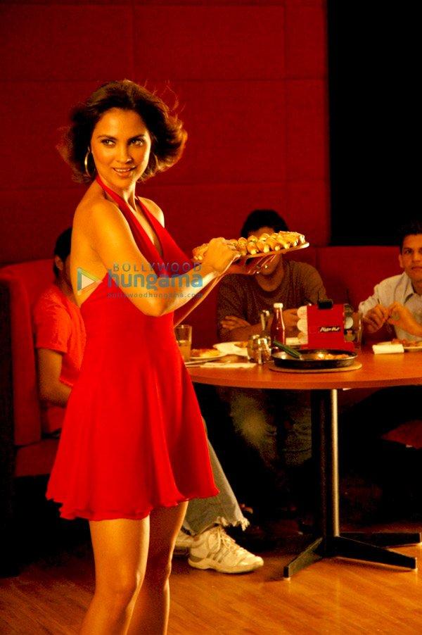 Lara Dutta dans un style sexy pour Cheesy Bites Pizza