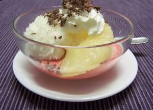 Sorbet à l’ananas sur coulis de fraises Sorbet à l'ananas sur coulis de fraises