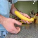Éplucher une banane comme un singe