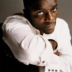 Akon reconnu père par un test dADN