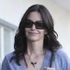 Courteney Cox : une beauté qui rayonne… alors que son époux David est enfermé dans une boîte en plastique !