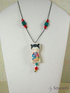 collier kokeshi rouge et bleu