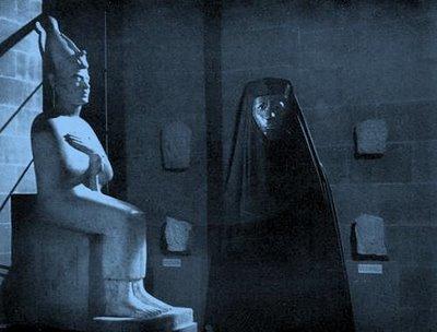...AU LOUVRE.On vient encore de voler une statuette au Lo...