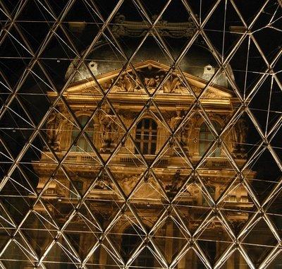 ...AU LOUVRE.On vient encore de voler une statuette au Lo...