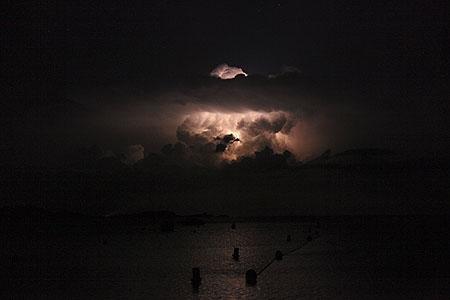 Les déchirures de la nuit ciel d'orage