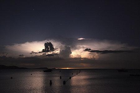 Les déchirures de la nuit ciel d'orage