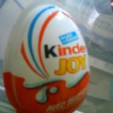 Ca a l'emballage, la taille, l'aspect extérieur du Kinder Surprise, mais ce n'est pas un Kinder Surprise...