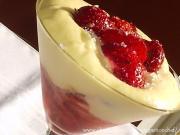 Coupe de fraises, basilic, poivre et balsamique, crème mascarpone vanillée