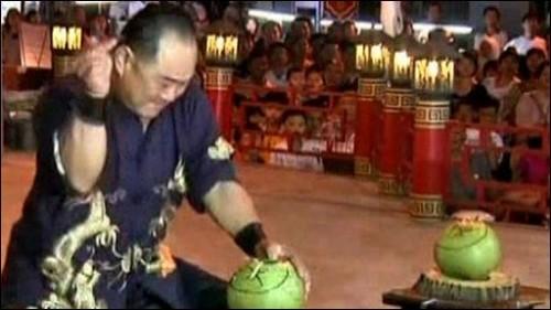 Une nouvelle technique pour ouvrir les noix de coco _45958505_jex_391001_de28-1.jpg