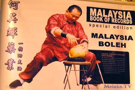 Une nouvelle technique pour ouvrir les noix de coco js_hoenghui.jpg