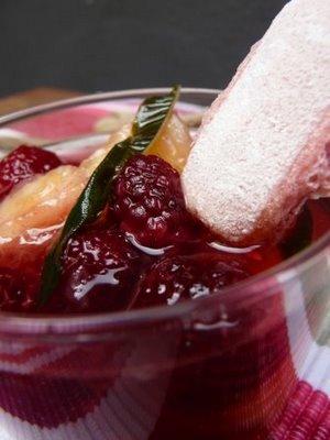 Soupe de pêches blanches et framboises à la verveine Soupe de pêches blanches et framboises à la verveine