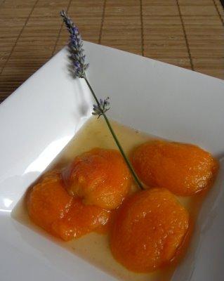 Abricots pochés vanillés & parfumés à la lavande
