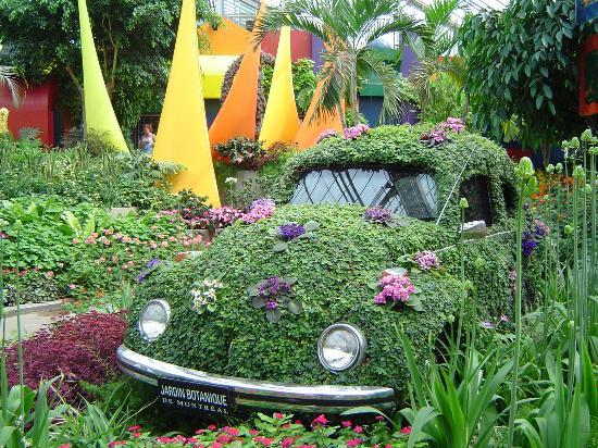 Montreal Botanical Gardens (Jardin Botanique de Montreal) : this car is covered in live flowers! 