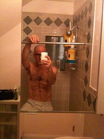 Mickael Stipes (REM) s'exhibe torse nu sur un site gay avec son Iphone... Mickael Stipes (REM) s'exhibe torse nu sur un site gay avec son Iphone...
