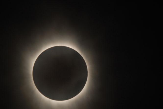Léclipse totale du Soleil photographiée par le satellite Hinode