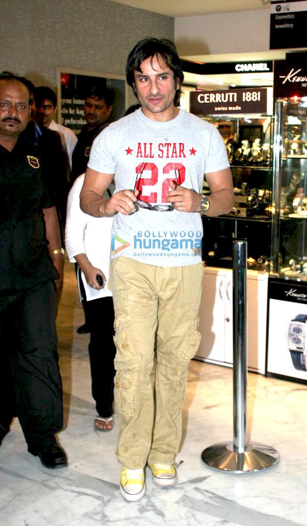 Saif Ali Khan promouvoit Love Aaj Kal à Shoppers Stop