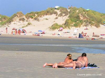 Les vacances naturistes et l'homophobie à la plage... Les vacances naturistes et l'homophobie à la plage...