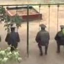 Police Russe en action sur une Balancoire