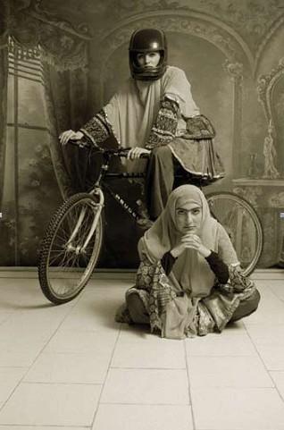 L’orientalisme revisité : Miroirs d’orients au Palais des Beaux-arts de Lille – Aquarelles – dessins – autochromes – photographies shadi-ghadirian_-serie-ghajar_-1998-2001.1248716574.jpg