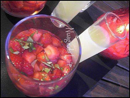 Salade de Fraises au Basilic et au Limoncello en Verrine Salade de Fraises au Basilic et au Limoncello en Verrine