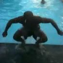 Sortir d'une piscine avec la force des jambes