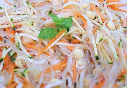 Salade Thaï aux cheveux d'ange et crevettes.