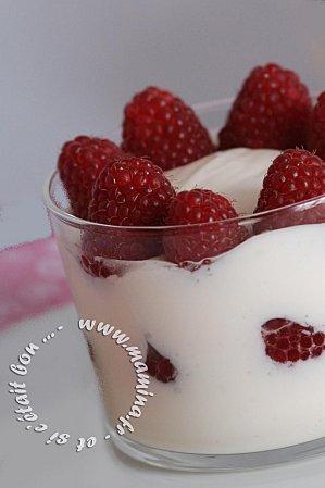 FROMAGE BLANC EN MOUSSE AÉRIENNE A LA ROSE ET AUX FRAMBOISES FROMAGE BLANC EN MOUSSE AÉRIENNE A LA ROSE ET AUX FRAMBOISES