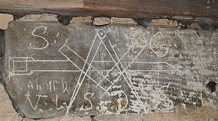 Une marque de passage de Compagnon charpentier au château de Durtal (49).
