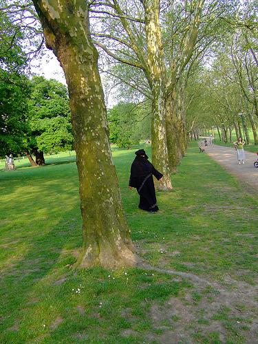 Burqua. Ma liberté? Ma prison? Burqua. Ma liberté? Ma prison?