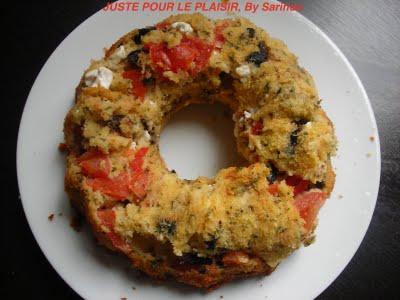 CAKE À LA GRECQUE: FÉTA- TOMATES- OLIVES- BASILIC