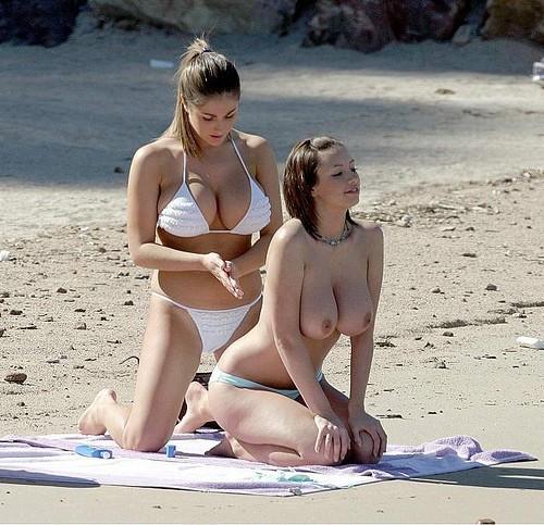 Se protéger des coups de soleil! Deux femmes s