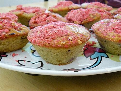 Petits gâteaux au yaourt, mûres et pralines roses